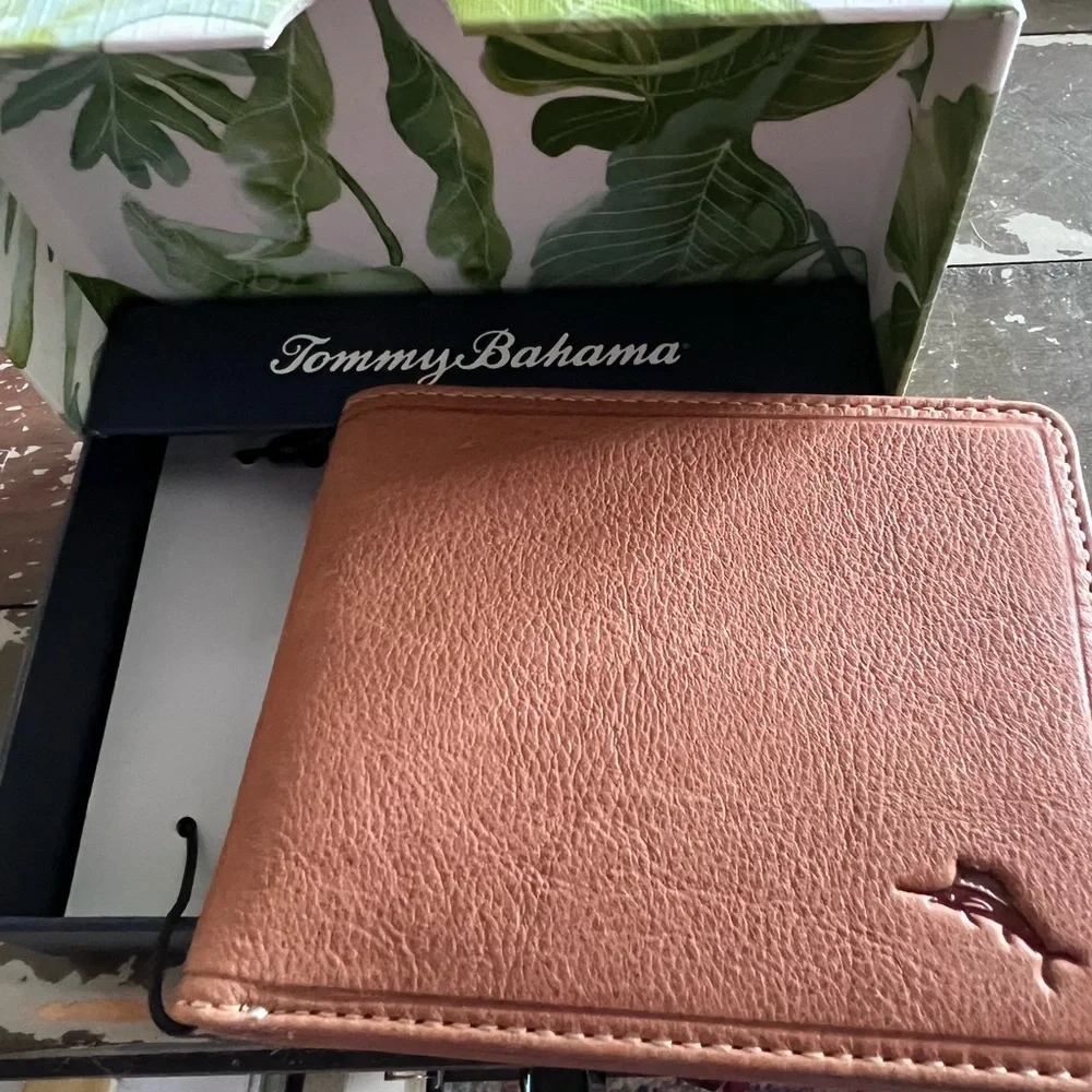 Tommy Bahama Tan Leather Wallet